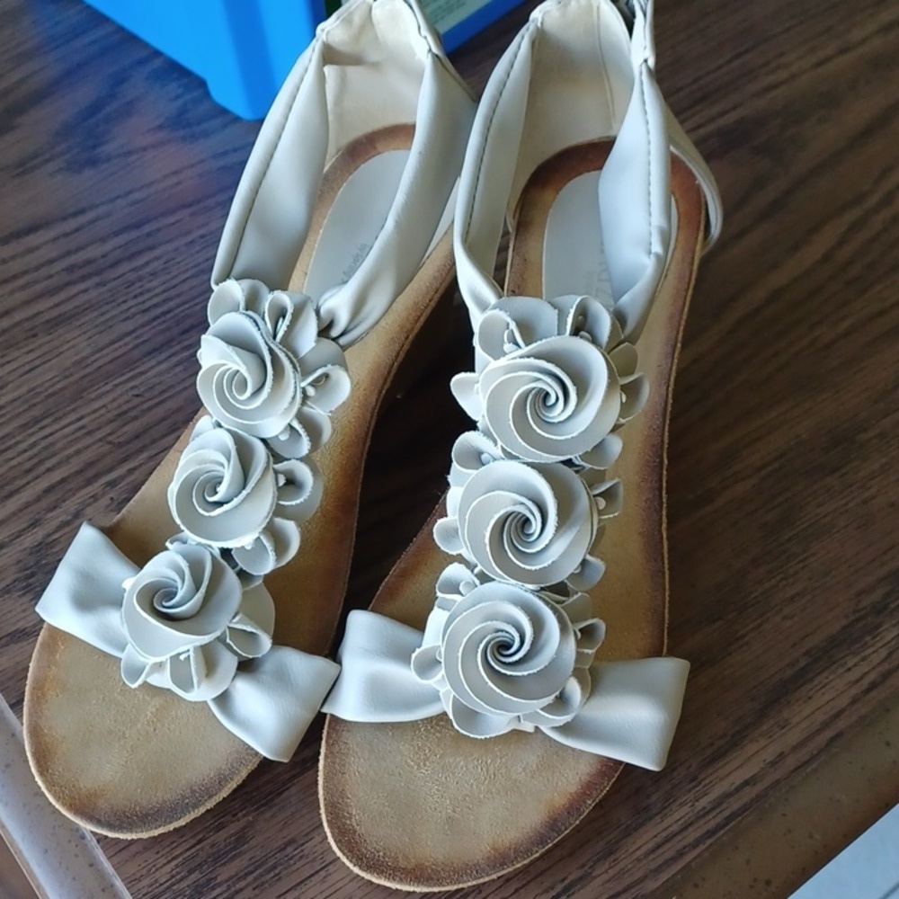 Patrizia by Spring Steps Shoes Isabella Beige Flower Sandals Size 40 Wedge Heel
